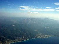 Vista aérea do monte Atavyros à Rodes. Clicar para ampliar a imagem.