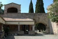 Hof van het klooster van Filérimos in Rhodos. Klikken om het beeld te vergroten.