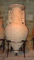 Urne funéraire au musée archéologique de Rhodes. Cliquer pour agrandir l'image.