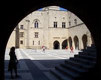 Tribunal interior del palacio de los Grandes Amos en Rodas. Haga clic para ampliar la imagen.