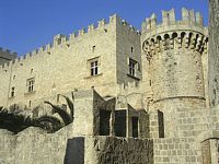 Hoge muren van het paleis van de Grote Meesters in Rhodos. Klikken om het beeld te vergroten.