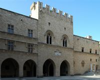 Tribunal interior del palacio de los Grandes Amos en Rodas. Haga clic para ampliar la imagen.