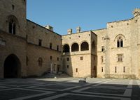 Cour intérieure du palais des Grands Maîtres à Rhodes. Cliquer pour agrandir l'image.