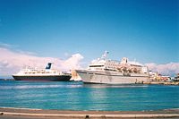 Barcos de crucero en el puerto de Rodas. Haga clic para ampliar la imagen.
