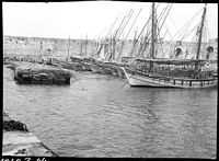 De haven van handel van Rhodos omstreeks 1911. Klikken om het beeld te vergroten.