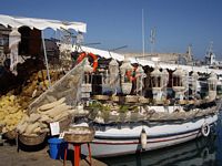 Barcas-tienda en el puerto de Mandraki en Rodas. Haga clic para ampliar la imagen.