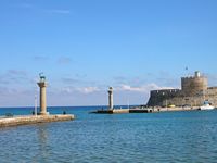 Mandraki Hafen in Rhodos. Klicken, um das Bild zu vergrößern.