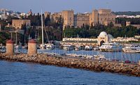 De haven van Mandraki in Rhodos. Klikken om het beeld te vergroten.