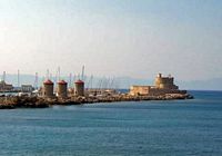 Embarcadero del puerto de Mandraki en Rodas. Haga clic para ampliar la imagen.