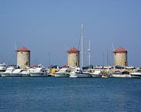 Windmolennen van de haven van Mandraki in Rhodos. Klikken om het beeld te vergroten.