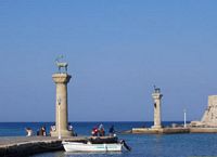 Toegang van de haven van Mandraki in Rhodos. Klikken om het beeld te vergroten.