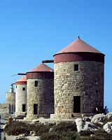 Windmolennen van de haven van Mandraki in Rhodos. Klikken om het beeld te vergroten.