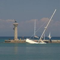 Καράβι ναυάγιο μέσα στο λιμάνι Μανδράκι στη Ρόδο. Κάντε κλικ για μεγέθυνση.