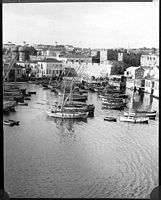 De haven van Rhodos dat door Lucien Roy omstreeks 1911 wordt gefotografeerd. Klikken om het beeld te vergroten.