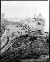 O porto de Mandraki à Rodes por volta de 1911