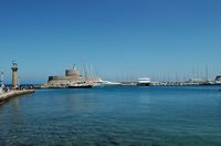 De haven van Mandraki in Rhodos. Klikken om het beeld te vergroten.
