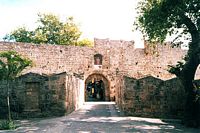 Leve Santo António incorporado à porta Amboise fortifications de Rodes. Clicar para ampliar a imagem.