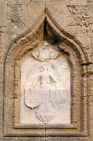 Bas-reliëf van de Deur van Amboise van de vestingwerken van Rhodos. Klikken om het beeld te vergroten.