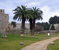 Fossé à la porte d'Amboise des fortifications de Rhodes. Cliquer pour agrandir l'image.