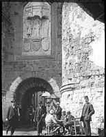 De Deur Sint-Katelijne van de vestingwerken van Rhodos die door Lucien Roy omstreeks 1911 wordt gefotografeerd. Klikken om het beeld te vergroten.