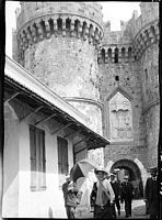 De Deur Sint-Katelijne van de vestingwerken van Rhodos die door Lucien Roy omstreeks 1911 wordt gefotografeerd. Klikken om het beeld te vergroten.