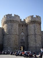 Porte de la Marine des fortifications de Rhodes. Cliquer pour agrandir l'image.