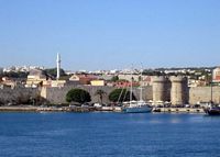 Remparts des fortifications de Rhodes vus du port. Cliquer pour agrandir l'image.