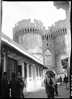 La Porte Sainte-Catherine des fortifications de Rhodes photographiée par Lucien Roy vers 1911. Cliquer pour agrandir l'image.