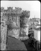 Tor St. Katarina Befestigungsanlagen von Rhodos von Lucien Roy um 1911 fotografiert. Klicken, um das Bild zu vergrößern.