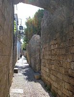 Une ruelle du quartier turc de Rhodes. Cliquer pour agrandir l'image.