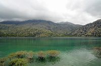 Géographie de l’île de Crète. Le lac Kournas. Cliquer pour agrandir l'image.