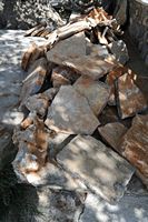 Géologie de l’île de Crète. Utilisation du calcaire en plaquettes (Plattenkalk) au monastère de Vrondissi. Cliquer pour agrandir l'image.