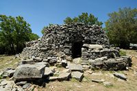 Géologie de l’île de Crète. Utilisation du calcaire en plaquettes, un mitato près de Zominthos. Cliquer pour agrandir l'image.