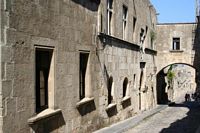 Boog tussen herbergen van Spanje en Provence, Straat van de Ridders in Rhodos. Klikken om het beeld te vergroten.
