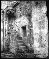 La rue des Chevaliers à Rhodes. La chapelle de la langue de France vers 1911. Cliquer pour agrandir l'image.