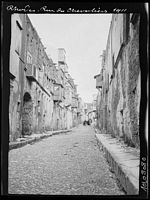 De straat van de Ridders in Rhodos omstreeks 1911. Klikken om het beeld te vergroten.