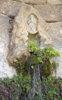 Une fontaine de la première terrasse du sanctuaire de l'Asclépiéion à Kos (auteur Rberteig). Cliquer pour agrandir l'image.