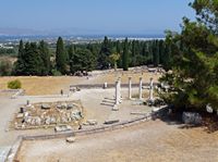 Ruïnes van het altaar van Asclépios en de corinthien tempel van Apollo aan Kos (auteur JD554). Klikken om het beeld te vergroten.