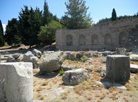 Het altaar van Asclépios en exèdre van Asclépiéion van Kos (auteur Elisa Triolo). Klikken om het beeld te vergroten.