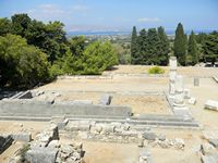 O templo iónico de Asclépios e o abaton vistos do terceiro terraço ao Asclépiéion de Kos (autor Elisa Triolo). Clicar para ampliar a imagem.