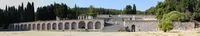 O primeiro terraço do Asclépiéion de Kos (autor Flo83). Clicar para ampliar a imagem.