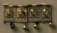 Éléments de collier trouvés au site de Camiros à Rhodes. Cliquer pour agrandir l'image.