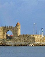 Ruines des murs d'enceinte de la tour de Naillac à Rhodes. Cliquer pour agrandir l'image.