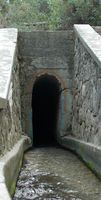 Entrée du tunnel de la vallée des sept sources à Rhodes. Cliquer pour agrandir l'image.