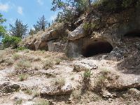 Le site archéologique d'Eleutherne en Crète. Tombes rupestres (auteur C. Messier). Cliquer pour agrandir l'image.