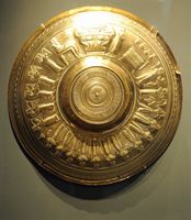 Le site archéologique d'Eleutherne en Crète. Reproduction en bronze de la cuvette à décor de danse rituelle. Cliquer pour agrandir l'image.