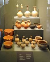 Le site archéologique d'Eleutherne en Crète. Armes et poteries de la tombe A1K1 au musée. Cliquer pour agrandir l'image.