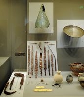 Le site archéologique d'Eleutherne en Crète. Armes et poteries de la tombe A1K1 au musée. Cliquer pour agrandir l'image.