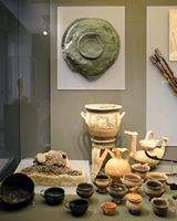 Le site archéologique d'Eleutherne en Crète. Armes et poteries de la tombe A1K1 au musée. Cliquer pour agrandir l'image.