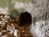 Le site archéologique d'Eleutherne en Crète. Début de l'aqueduc dans les citernes (auteur Olaf Tausch). Cliquer pour agrandir l'image.